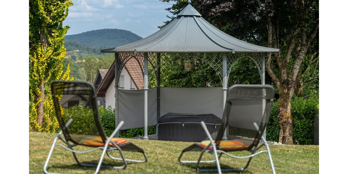 Hochwertiger Gartenpavillon mit Pool und Ausblick