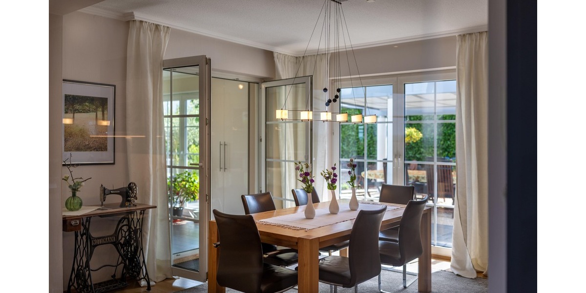 Essbereich mit Zugang zur Terrasse und Wintergarten